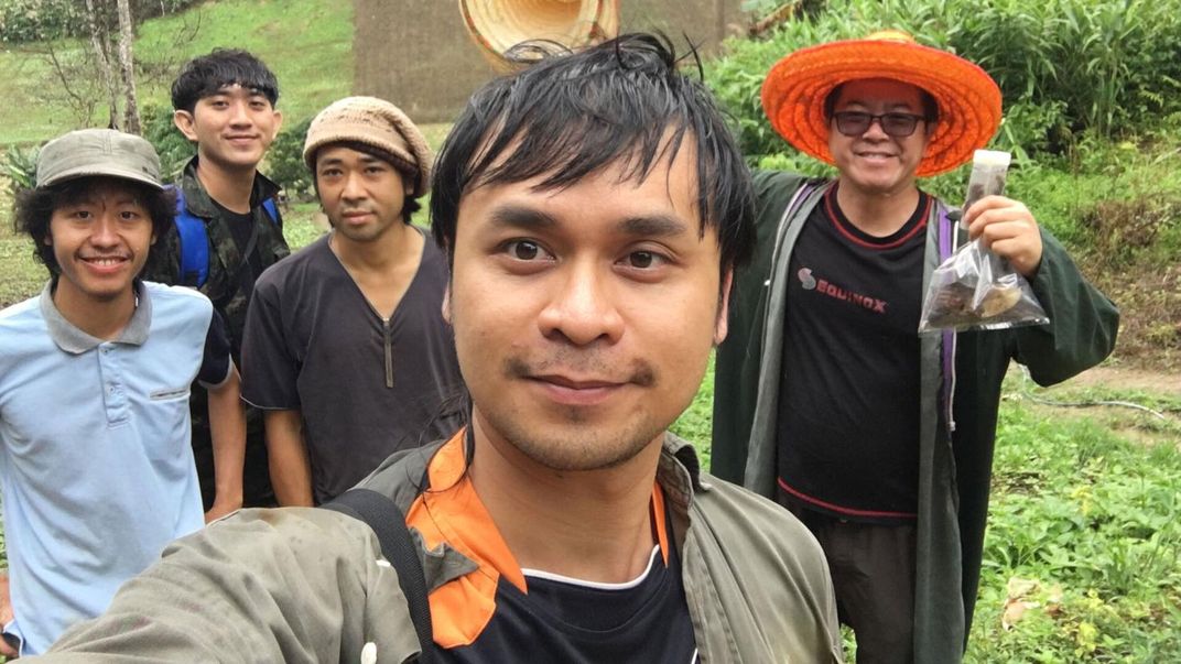 Selfie of five men: JoCho Sippawat, with arachnologists Wuttikrai Khaikaew, Kaweesak Keeratikiat, Narin Chomphuphuang and Chaowalit Songsangchote.