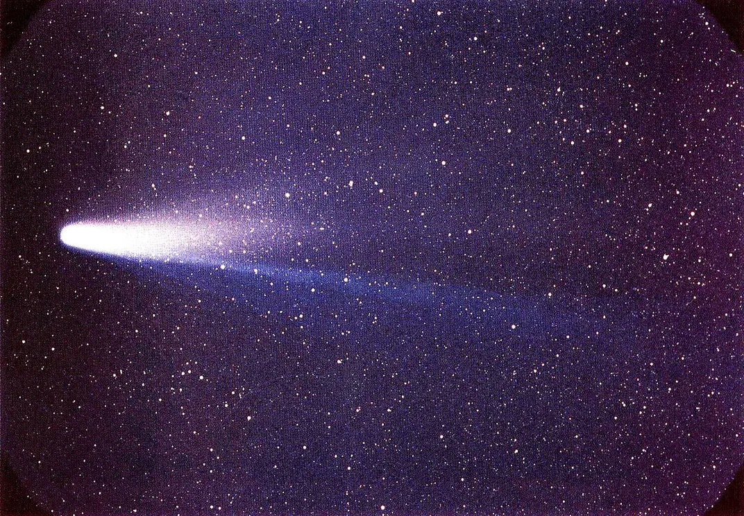 O cometa de Halley, um raio de luz brilhante contra um céu noturno roxo-escuro cravejado de estrelas