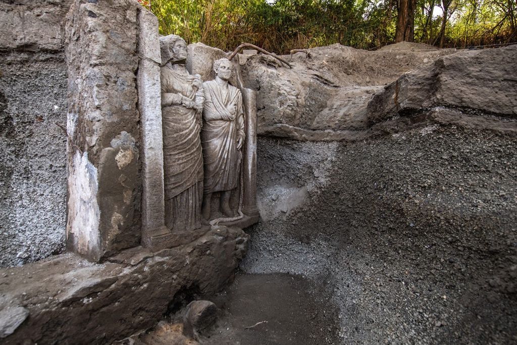 Ancient statues in Pompeii
