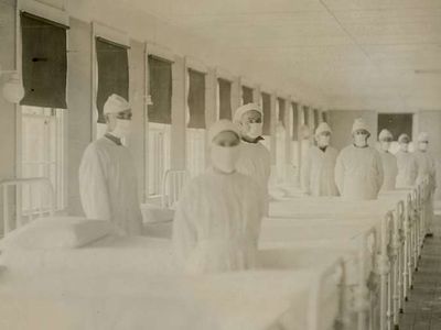 Corpsmen in cap and gown ready to attend patients in influenza ward of US Naval Hospital in Mare Island, California, December 10, 1918.
