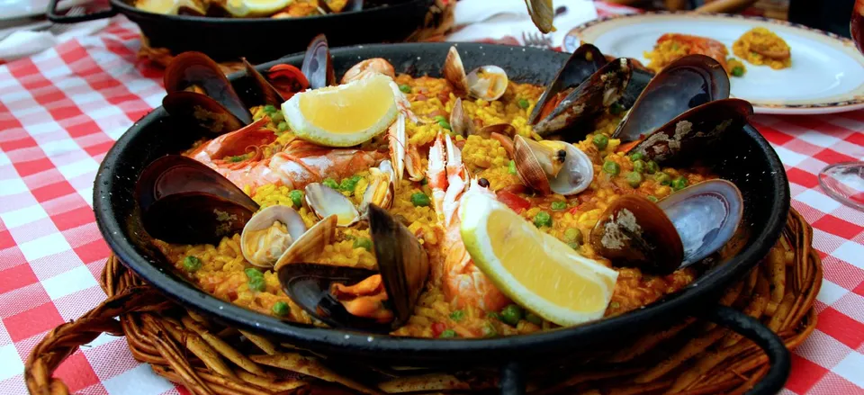  Seafood paella, a Spanish specialty 