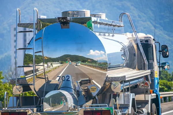 The scenery reflected in the car's body like a mirror thumbnail