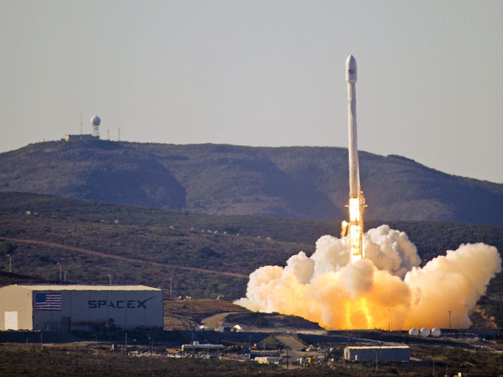 Launch_of_Falcon_9_carrying_CASSIOPE.jpg