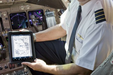 United announced that it is converting to paperless flight decks and deploying 11,000 iPads to all United and Continental pilots.  (PRNewsFoto/United Continental Holdings, Inc.)