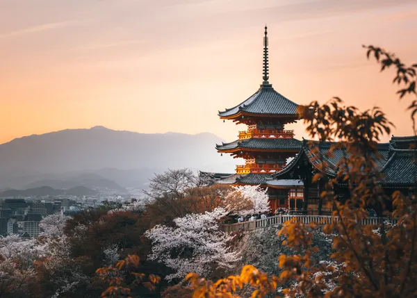 Sunset at Kiyomizu-dera Temple in Kyoto thumbnail