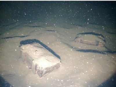 An autonomous underwater vehicle surveying&nbsp;Lake Mj&oslash;sa has discovered shipwrecks, dumped ammunition and other historic artifacts.