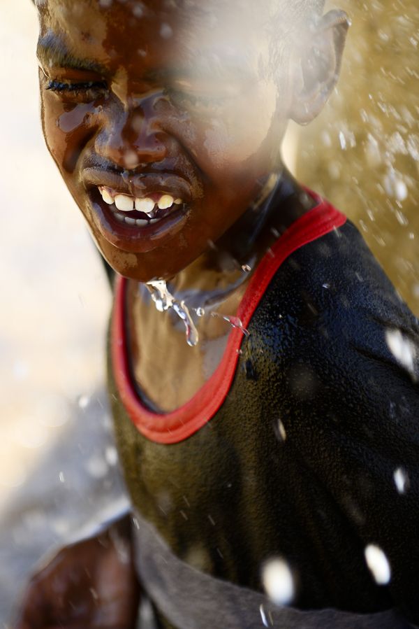 A child in the Sahara desert, shower dressed in an artificial wel thumbnail