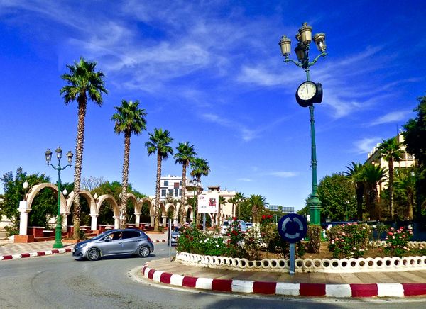 Outstanding Algerian Traffic Circle Marker Leads the Way thumbnail