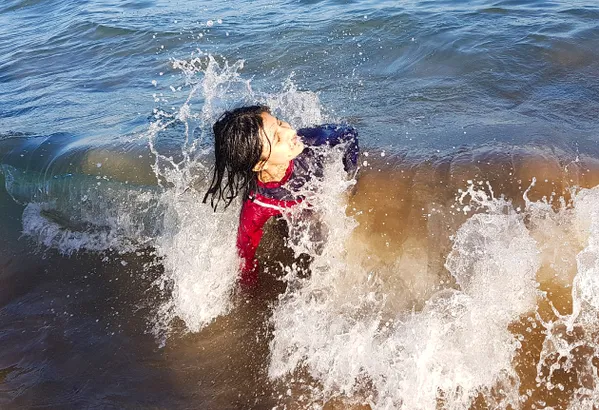 Waves Kisses thumbnail