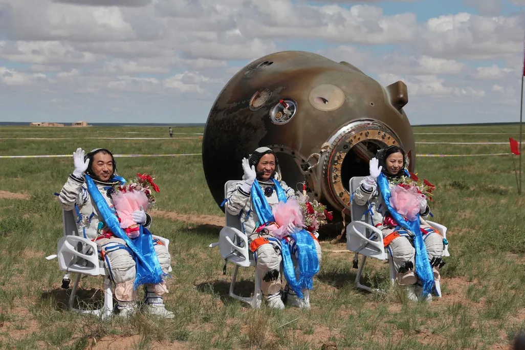Shenzhou 10 crew landed.jpg