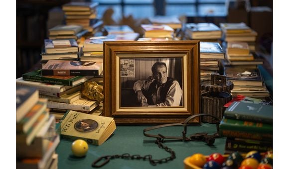 OPENER - In Cormac McCarthy’s living room, books jockey for space with a previously unpublished photo of the novelist, shot by his brother Dennis.
