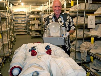 Al Worden visits his Apollo 15 spacesuit at the National Air and Space Museum
