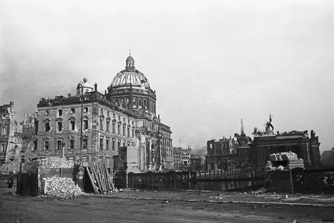 Королевский дворец в Берлине в 1945. Берлин городской дворец после войны. Рейхстаг 1946. Рейхстаг 1950.