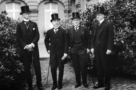 From left to right: Bernard Baruch, Norman H. Davis, Vance McCormick, Herbert Hoover