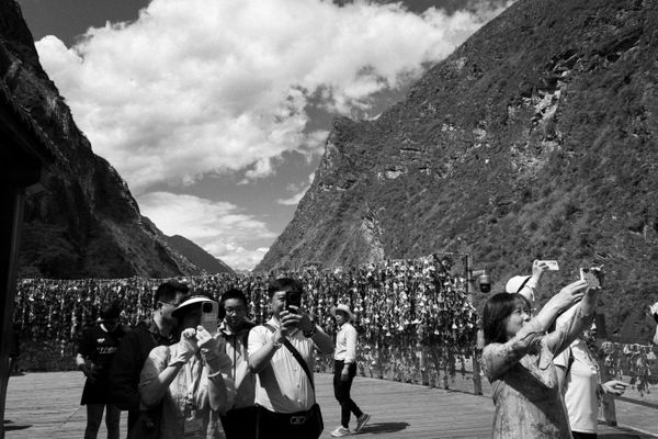 Visitors of the Leaping Tiger Gorge thumbnail