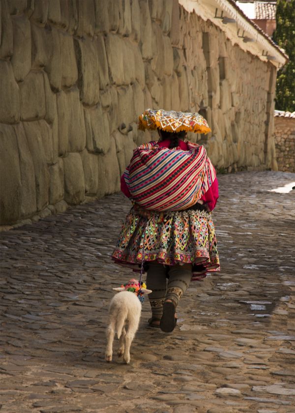 Peruvian woman with traditional dress in Cusco,´Peru thumbnail