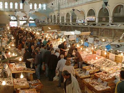 The massive neoclassical market is divided into rows of icy seafood stalls and, in the attached building, kiosks filled with cuts of meat and butcher blocks.