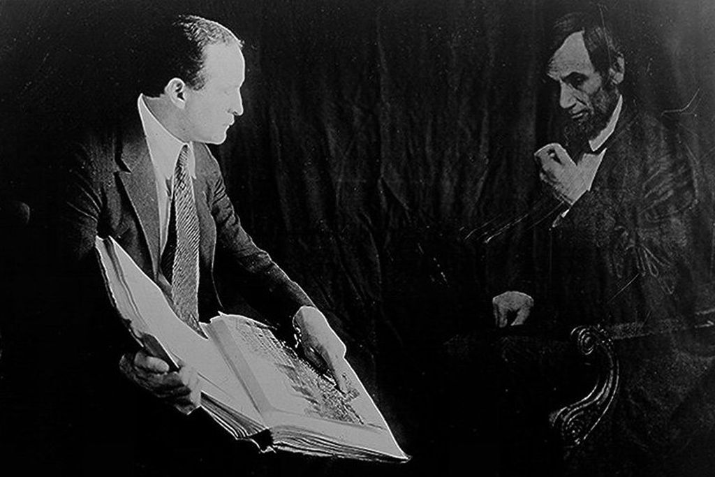 Houdini photographed with the "ghost" of Abraham Lincoln