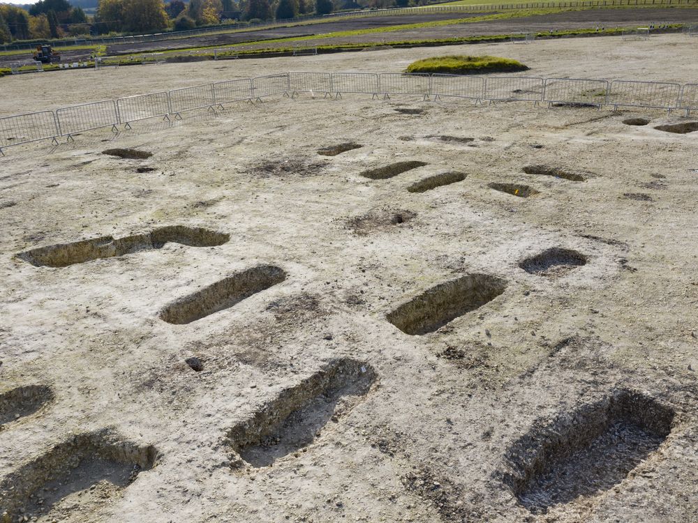 A series of empty graves