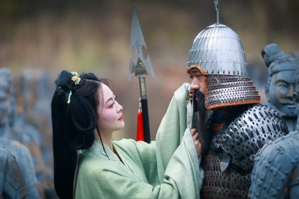On March 16, 2024, at an ancient-style venue in Zhongjiang County, Deyang City, Sichuan Province, two actors were performing a historical drama.