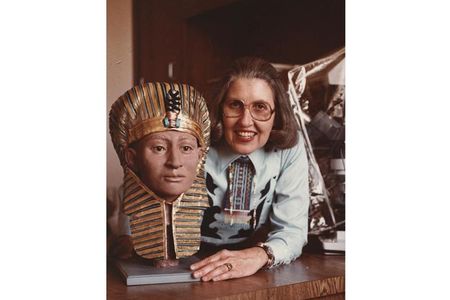 Betty Pat Gatliff poses next to a facial reconstruction of boy pharaoh Tutankhamen.