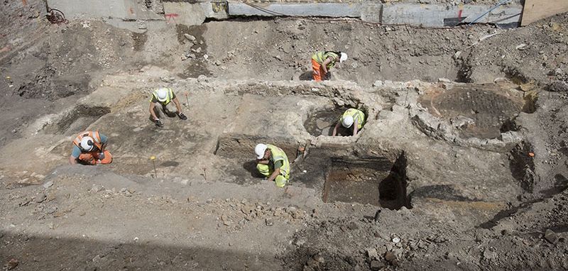 WEB - MOLA archaeologists excavate the outide areas of The Theatre in 2018 (c) MOLA.jpg