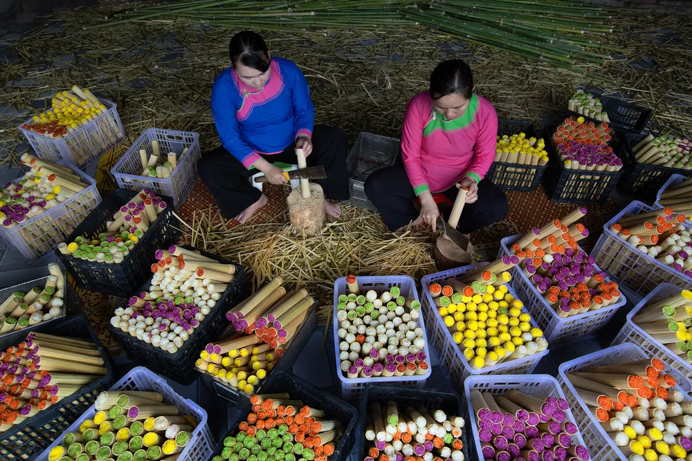 Ethnic minority women in Lao Cai are making five-colored com lam (bamboo sticky rice). Through this, they not only help preserve traditional cultural identity but also create additional income and enhance the empowerment of ethnic minority women.