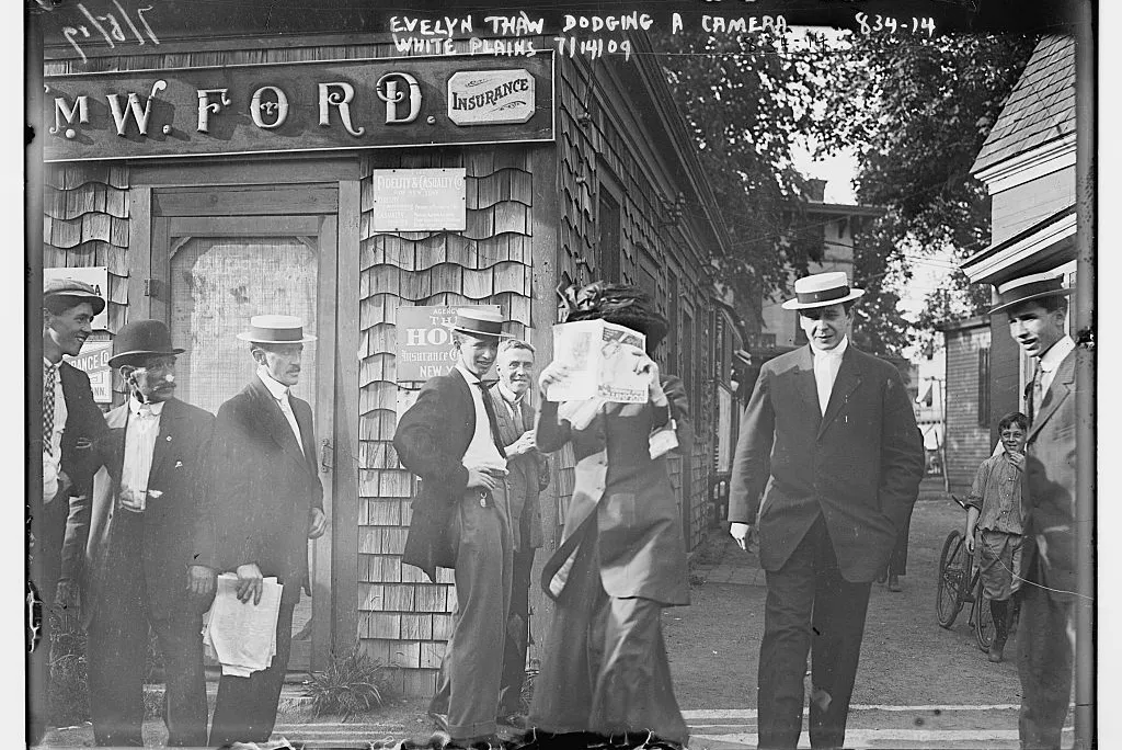 Evelyn Thaw dodging a camera, 1909