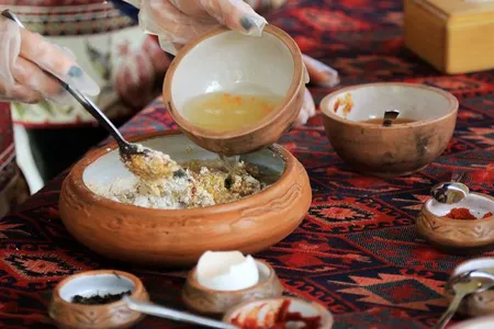 Preparing klulik from Sasoun at Noosh.