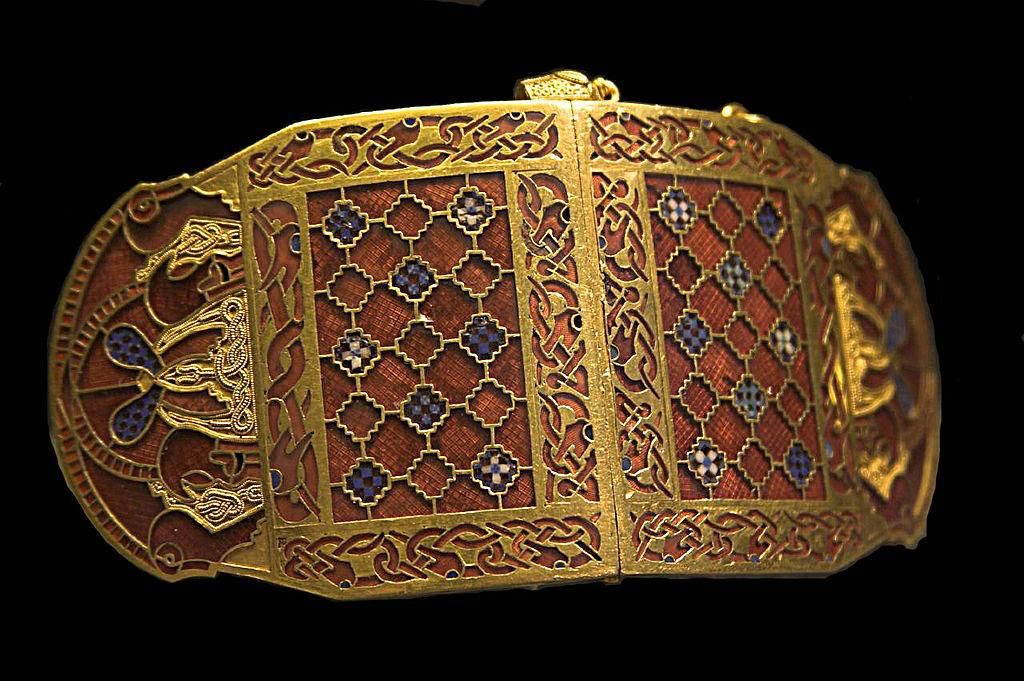 Gold shoulder clasp with inlays of garnets and glass