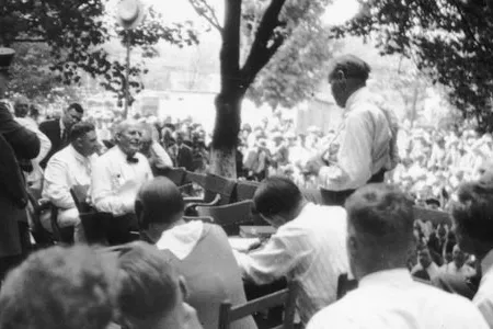 Outdoor proceedings on July 20, 1925, showing William Jennings Bryan and Clarence Darrow.