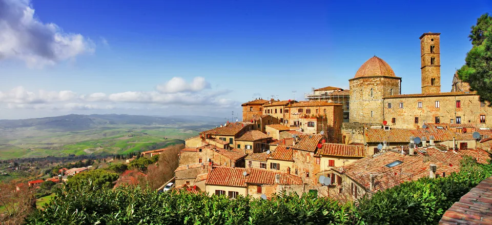  The Tuscan hill town of Volterra 