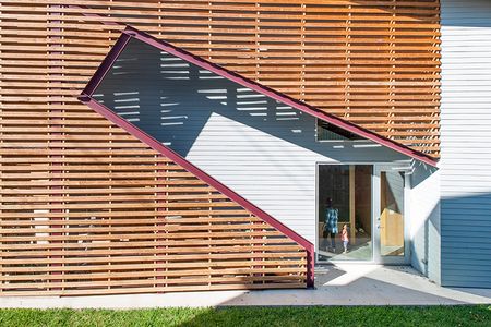 The inherent flexibility and adaptability of the Shotgun Chameleon House in Houston grew from designer Zui Ng’s desire to create an economically and environmentally sustainable house. The exterior staircase serves as a separate entrance for potential renters.
