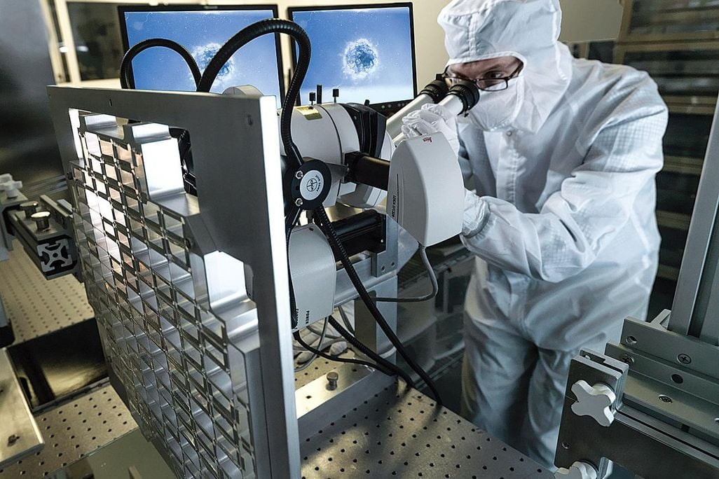 comet particles being examined