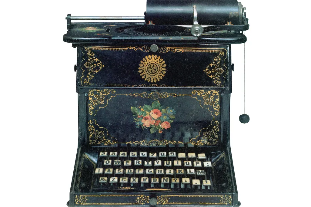 an black antique typewriter
