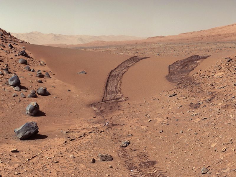 Curiosity tracks on Mars.jpg