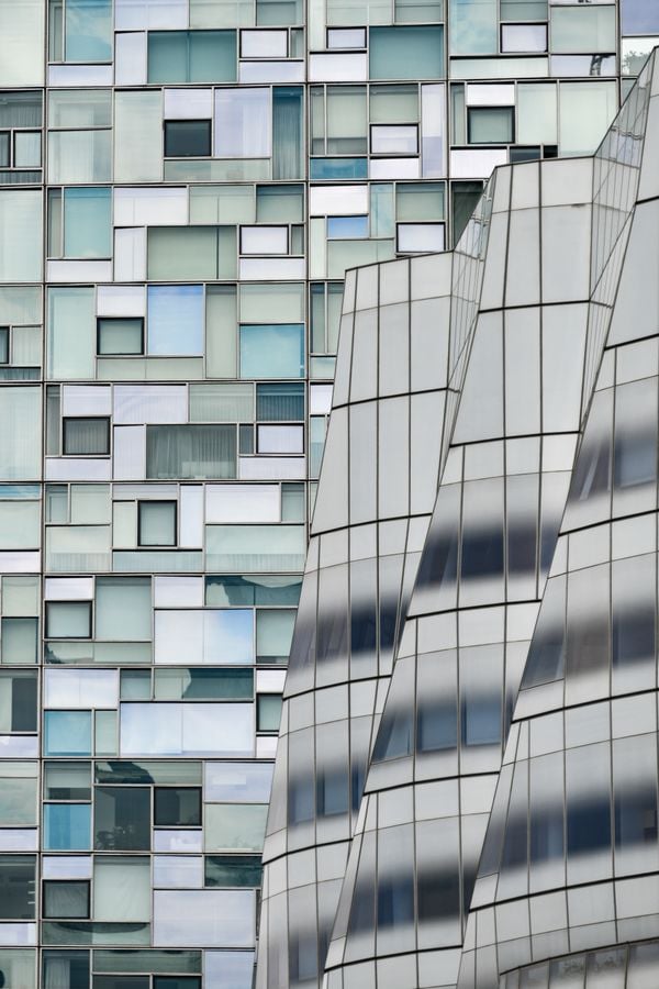 Contrasting Facades in New York thumbnail
