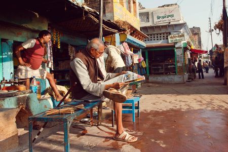 A man reads a newspaper in Chirakoot, India. In nearby Lucknow, researchers observed brain changes in newly literate adults. 