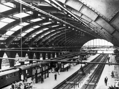 Silesian Station's main hall and platforms in 1937