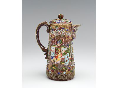 A chocolate pot from Yokohama, Japan, ca. 1904. Porcelain with clear glaze and overglaze enamels