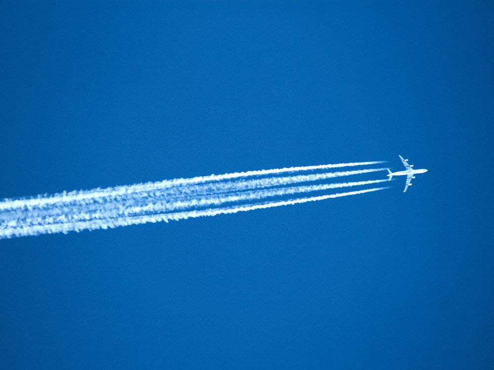 A340 Contrails