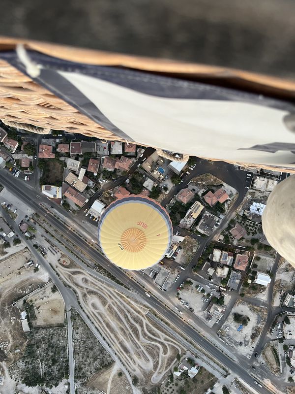 Hot air balloon over Kapadokya, Turkey thumbnail