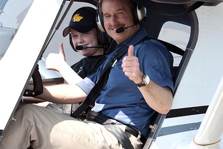 Two thumbs up: Jeff Skiles, a former EAA vice president and first officer on Flight 1549—the “Miracle on the Hudson”—treats a Young Eagle to a first flight.