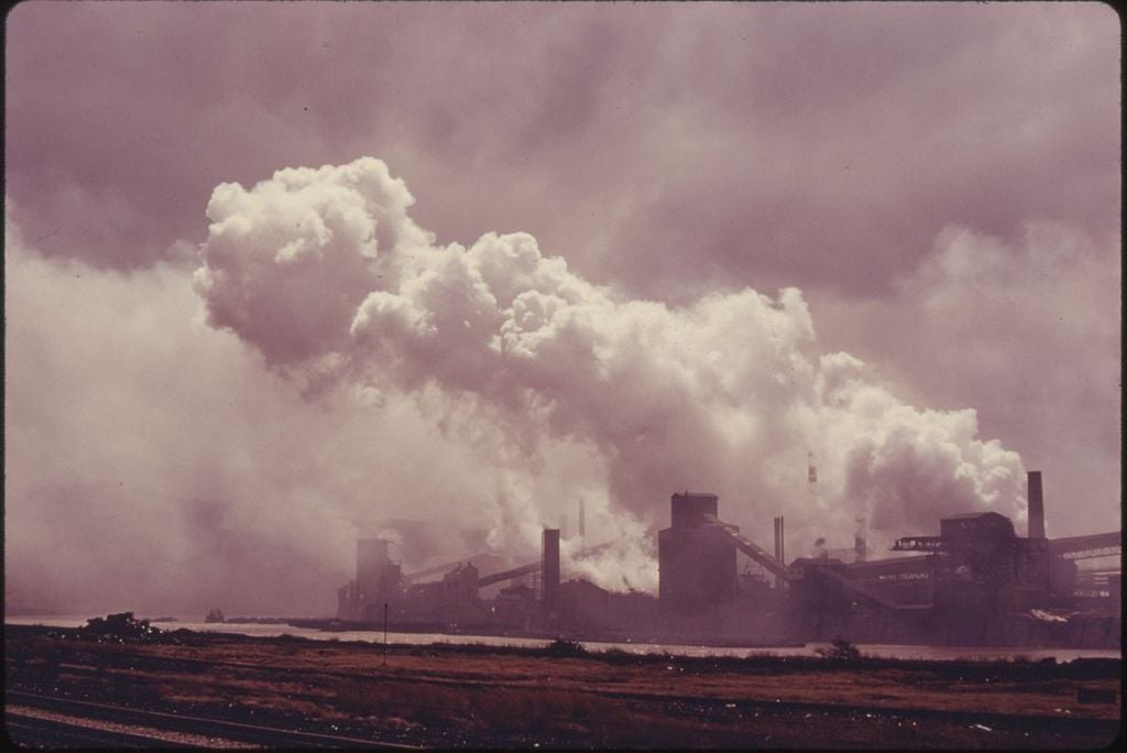 1024px-POLLUTANTS_HANG_IN_THE_AIR_ALONG_THE_MONONGAHELA_RIVER_AT_CLAIRTON_PENNSYLVANIA,_20_MILES_SOUTH_OF_PITTSBURGH._IN_THE..._-_NARA_-_557218.jpg