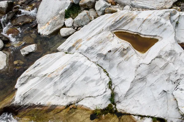 A rocky formation looking like the head of a fantastic bird thumbnail