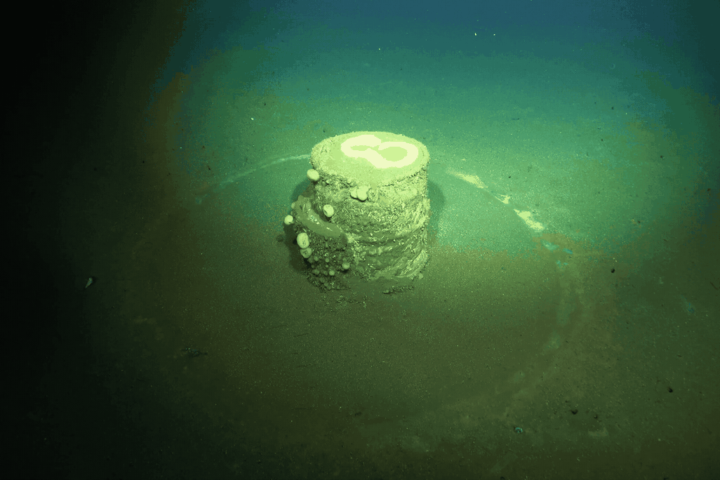 Moving image showing a white halo around a barrel under the water