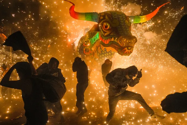 Danza con el gigante de fuego thumbnail