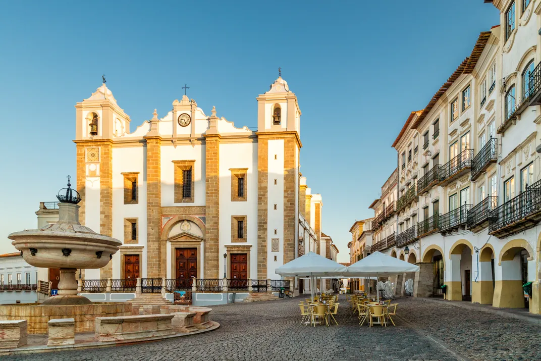 Church on Giraldo Square, Évora