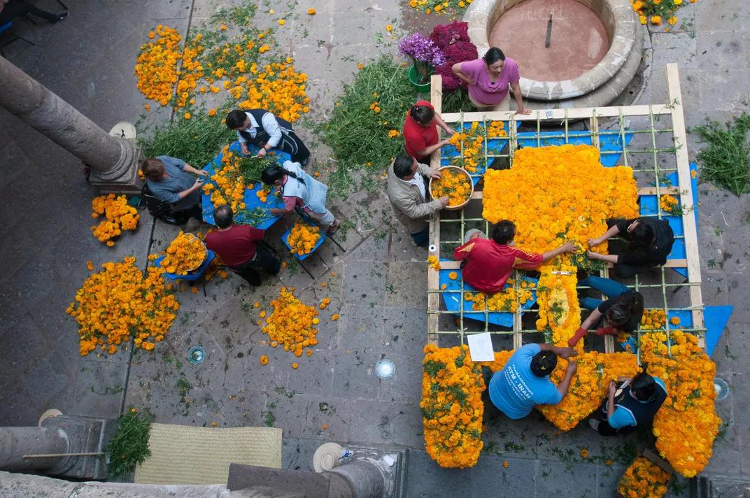 dia de los muertos altar flowers