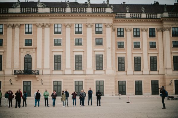 A tourists in front of Schönbrunn Palace thumbnail